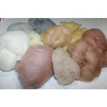 Natur és festett kártolt birkagyapjú